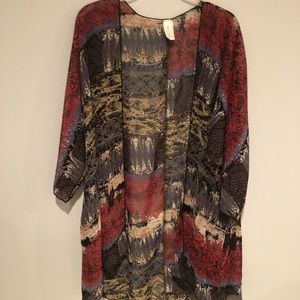 Lightweight 100% polyester comono top, size Medium.